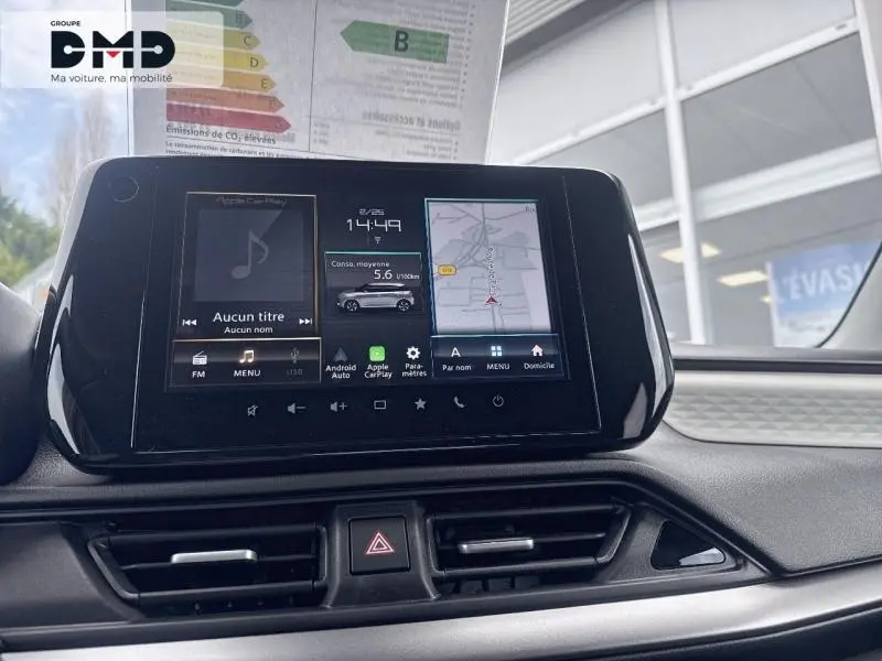 Écran tactile central du tableau de bord de la Suzuki Swift 1.2 Hybrid 2025, avec navigation et multimédia affichés.