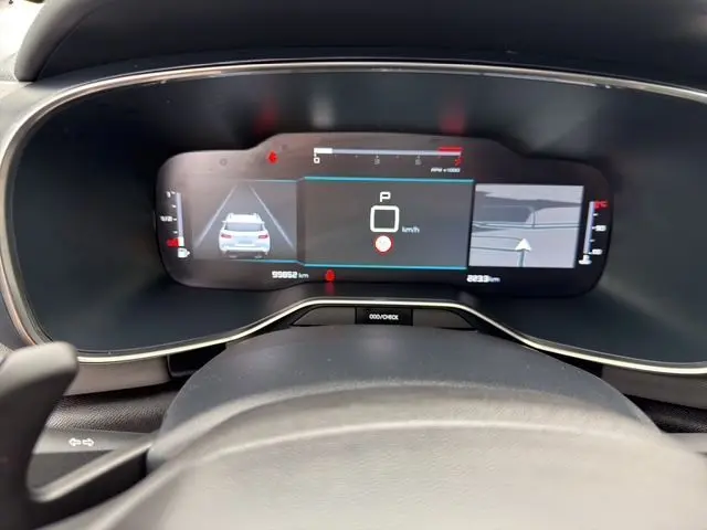 Vue rapprochée du tableau de bord numérique du Citroën C5 Aircross 1.5 BlueHDi, affichage des aides à la conduite.