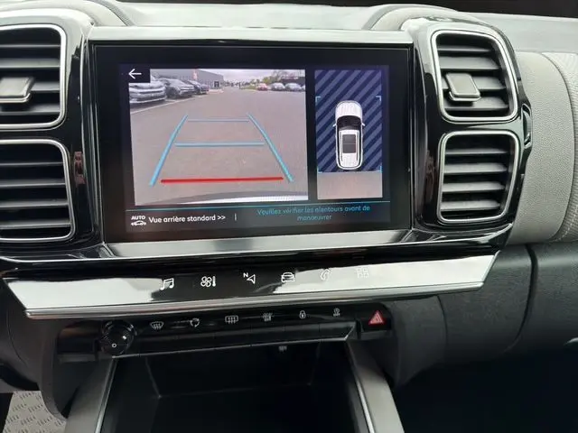 Écran central du tableau de bord montrant la caméra de recul et l'alerte angle mort du Citroën C5 Aircross gris acier.