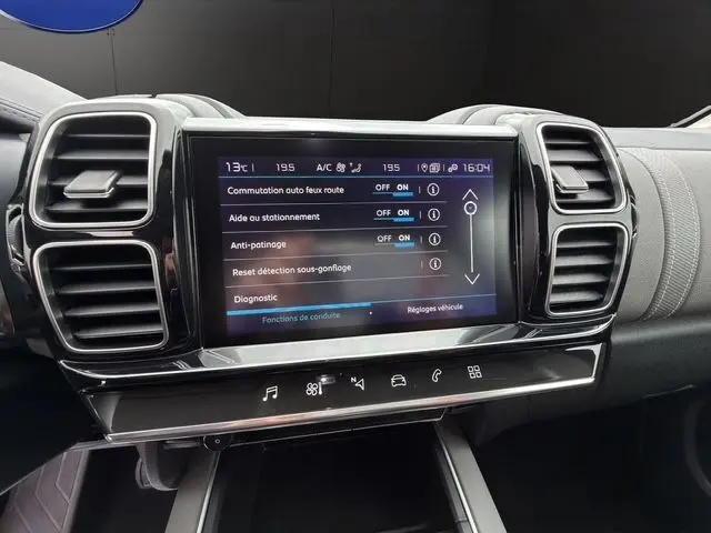 Vue rapprochée de l’écran tactile central du tableau de bord du Citroën C5 Aircross 2022, avec commandes d’aide à la conduite affichées.