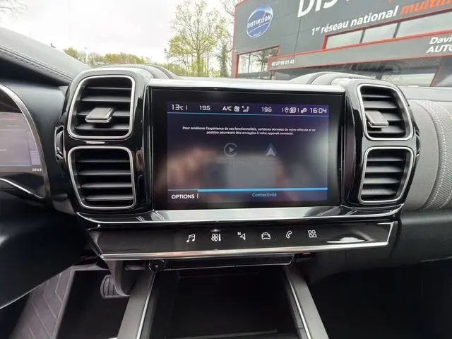 Vue rapprochée du tableau de bord et écran tactile central du Citroën C5 Aircross gris acier de 2022.
