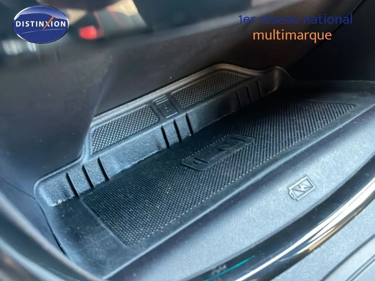 Gros plan sur le tapis de recharge sans fil noir dans l'habitacle du Ford Puma 2023 finition ST-Line.