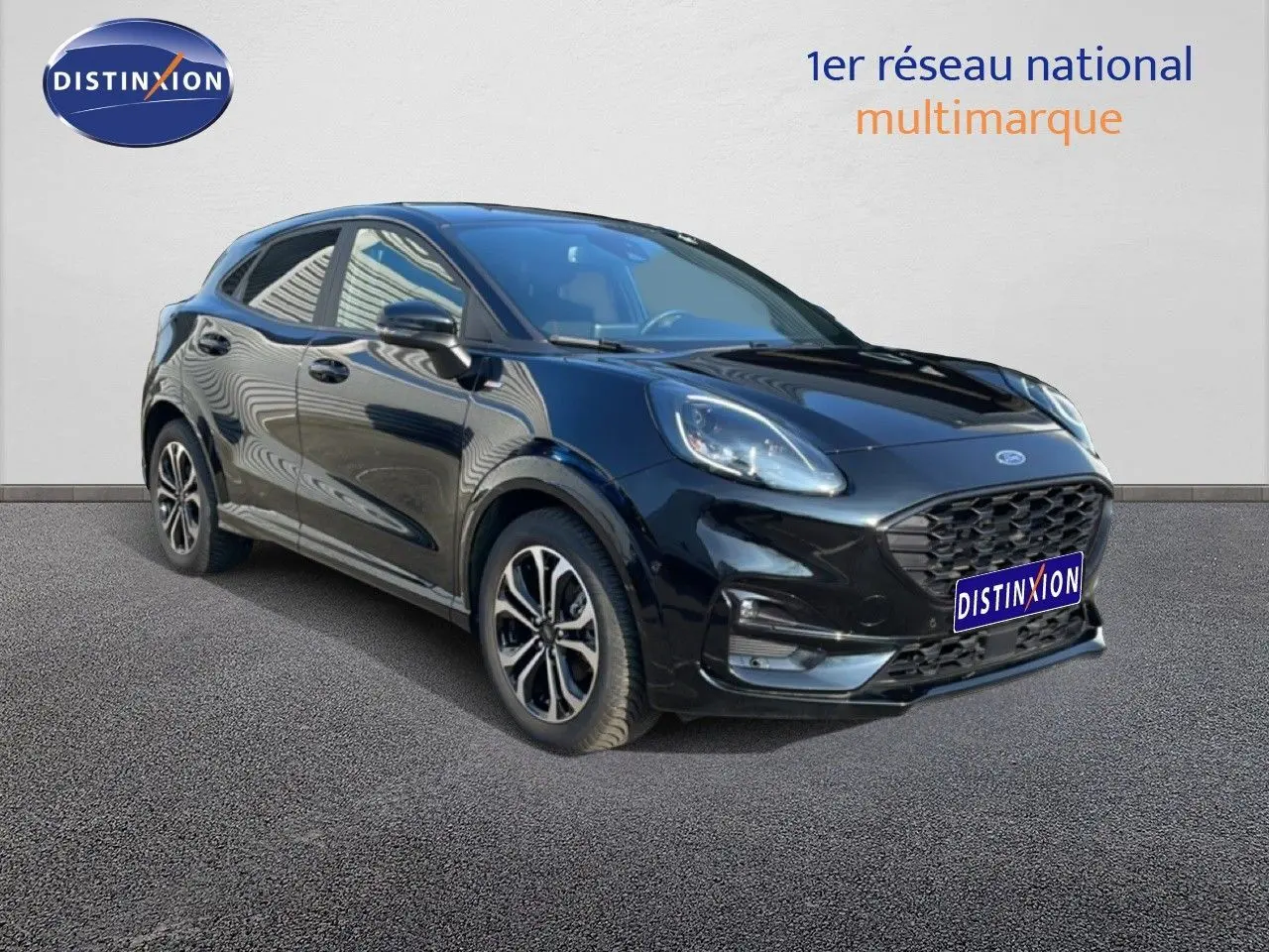 Vue 3/4 avant d'une Ford Puma noire Agate Metal avec calandre noire et jantes alliage bicolores.