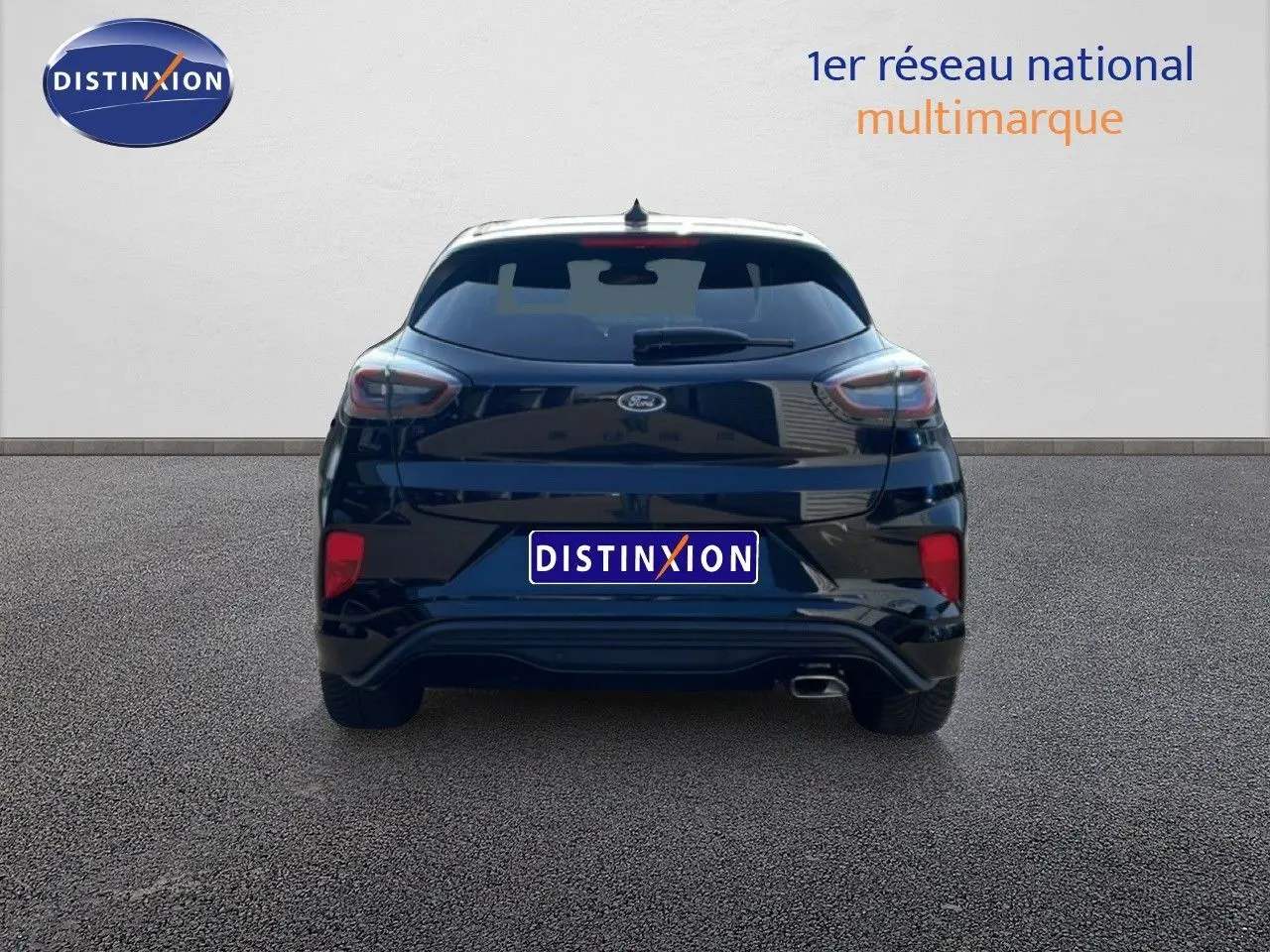 Vue arrière d'une Ford Puma noire Agate Metal 2023 avec feux LED et sortie d'échappement visible côté droit.