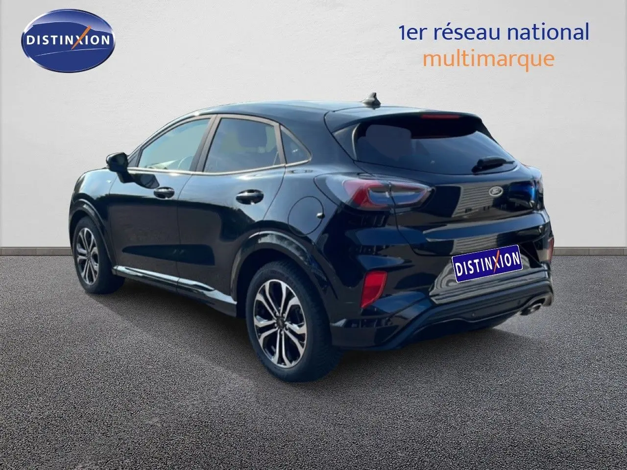 Ford Puma noir agate métal vue 3/4 arrière droit, avec jantes alliage et feux arrière LED distinctifs.