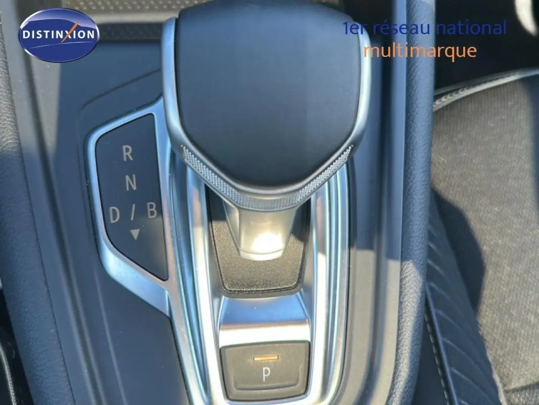 Gros plan sur le levier de vitesses automatique de la Renault SYMBIOZ blanc, finition E-Tech full hybrid 145 Iconic.