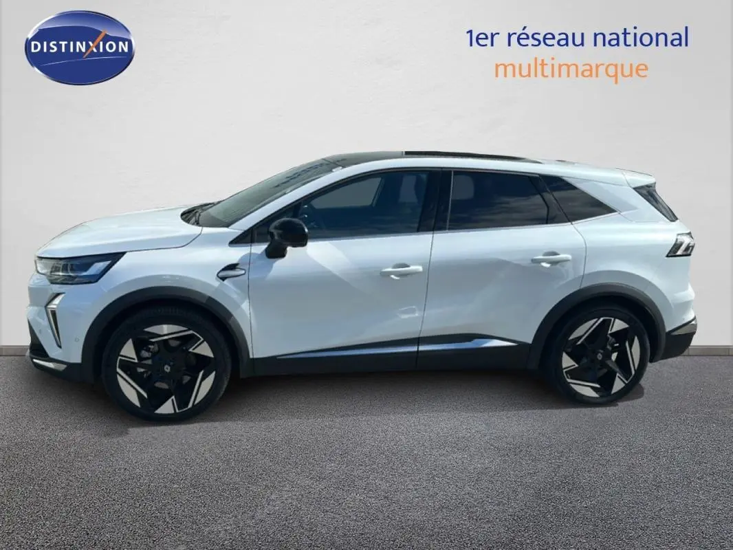 Profil droit de la Renault SYMBIOZ blanc 2025, jantes alliage noires et détails noirs contrastants sur carrosserie hybride.