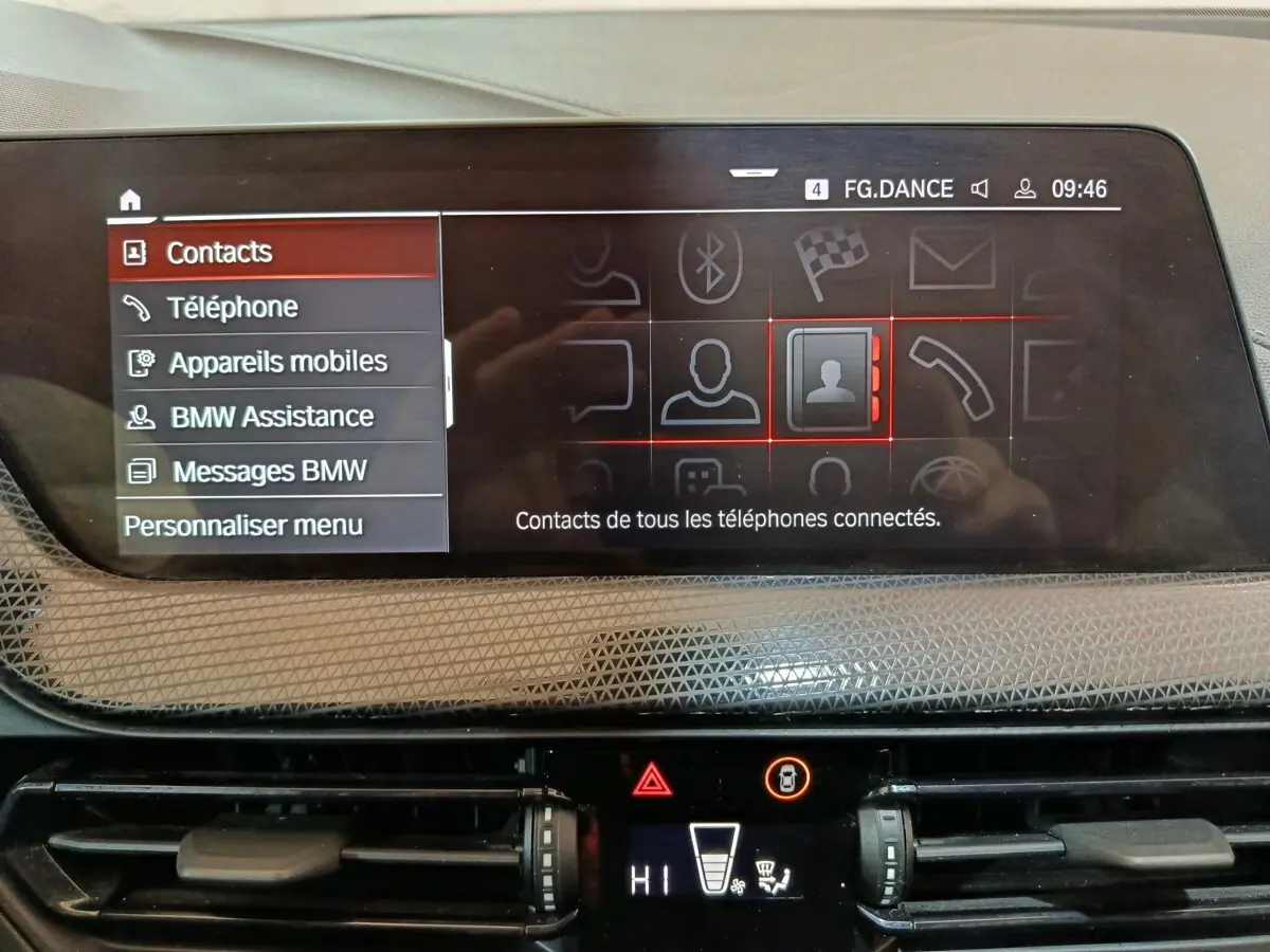 Écran tactile central de la BMW Série 1 118i Edition Sport 2023 affichant le menu contacts, vue intérieure.
