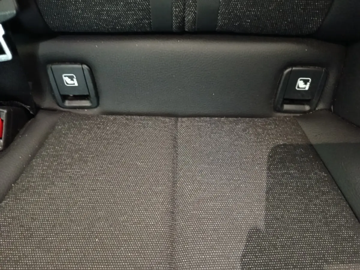 Gros plan sur la banquette arrière noire de la BMW Série 1 118i Edition Sport, montrant les fixations Isofix.