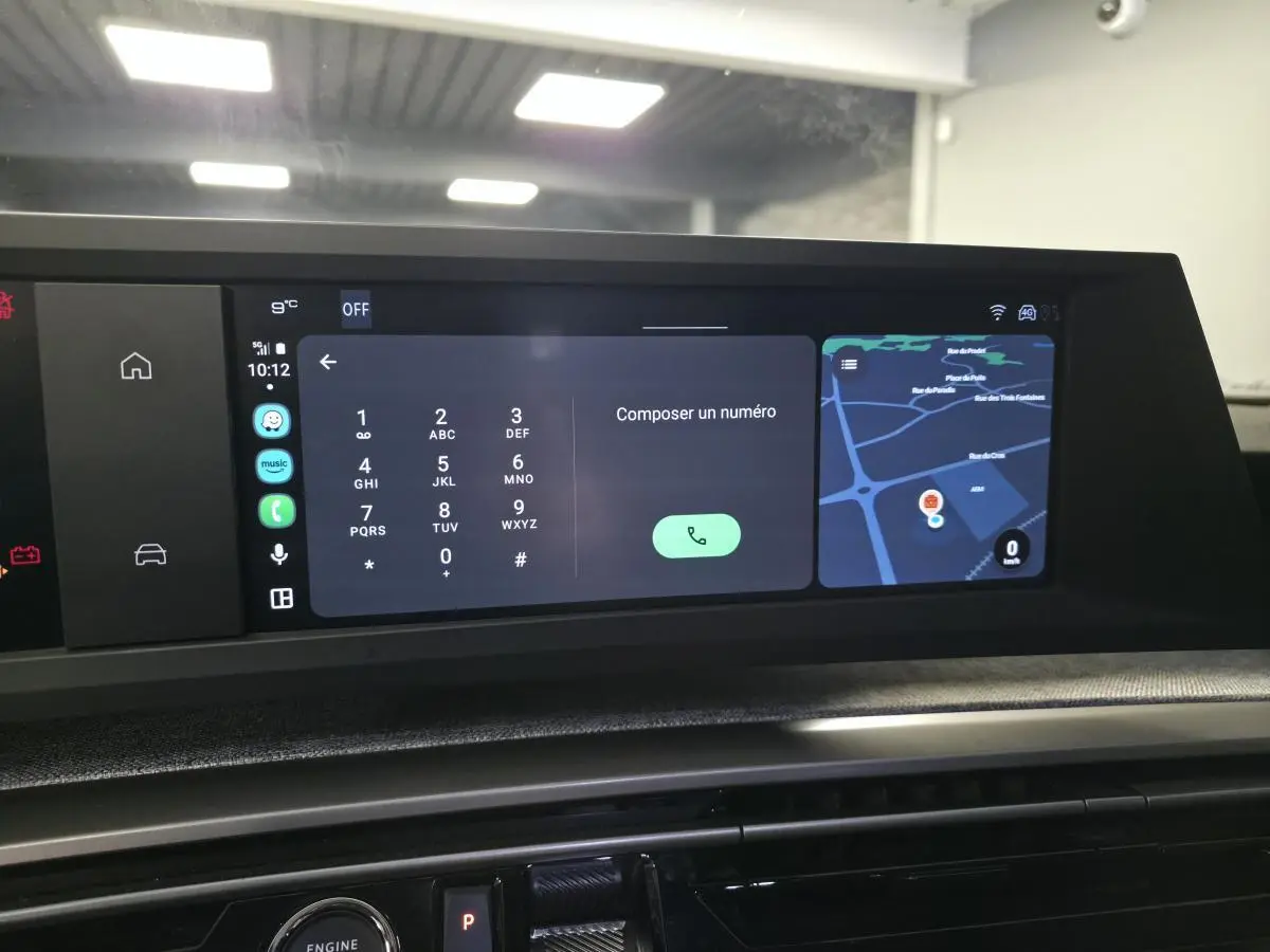 Écran tactile central du Peugeot 3008 gris 2025 montrant la fonction de composition d’un numéro et navigation GPS.