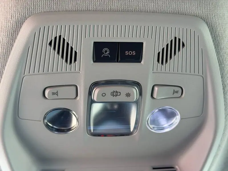 Vue en gros plan du plafonnier intérieur gris clair de la Citroën C3 2025 avec boutons SOS et éclairage.