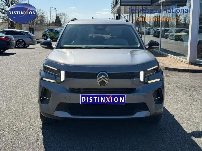 Vue frontale d'une Citroën C3 1.2 Turbo 100ch MAX gris Mercury avec feux LED distinctifs, en extérieur.