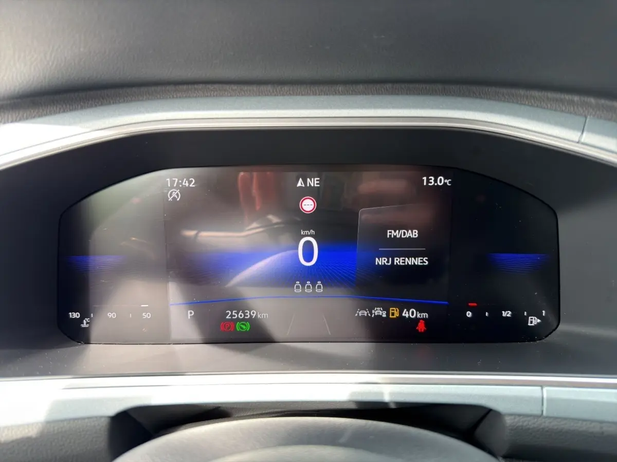 Combiné d'instruments numérique 20,3 cm du Volkswagen T-Roc 2.0 TDI 150 Life Plus affichant vitesse et radio.