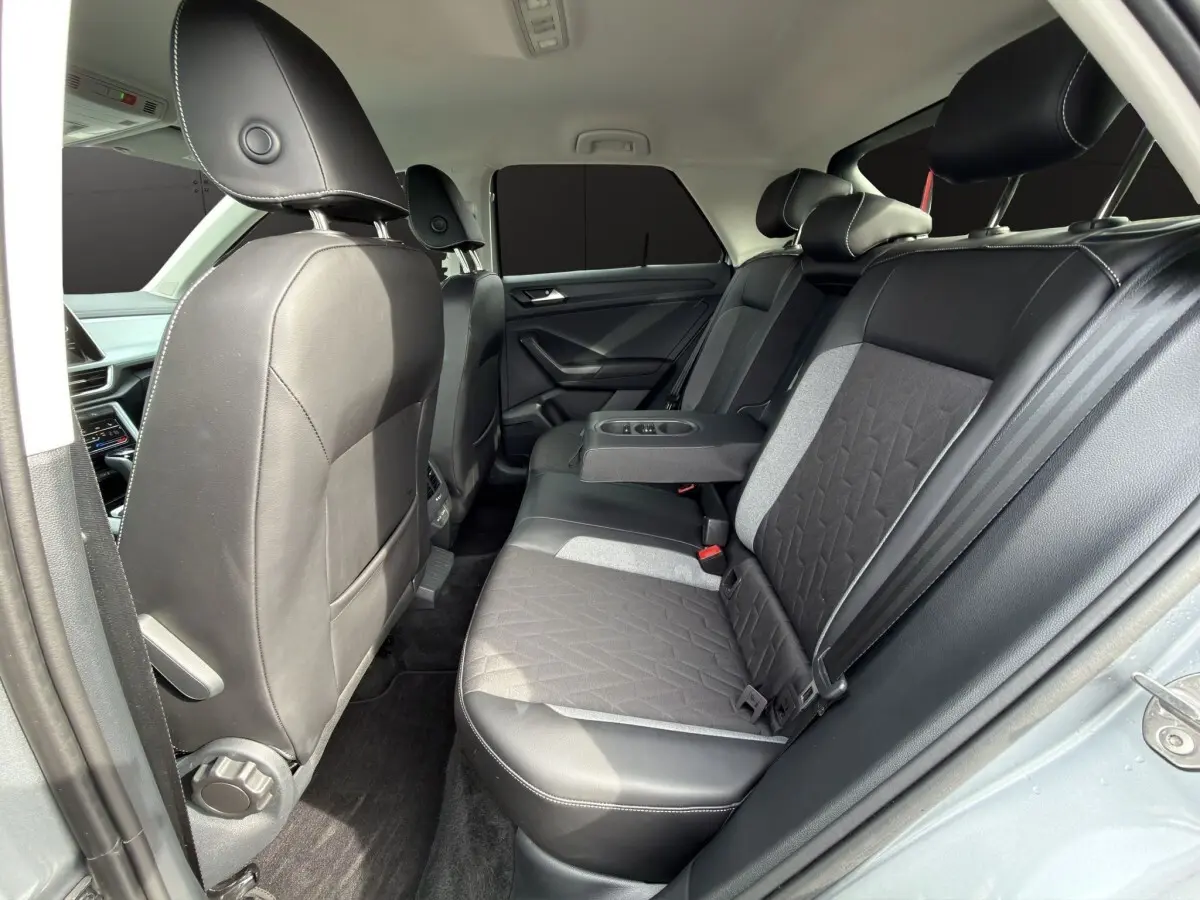Vue intérieure côté droit des sièges arrière gris foncé et tissu noir du Volkswagen T-Roc 2.0 TDI 150 LIFE PLUS 2025.