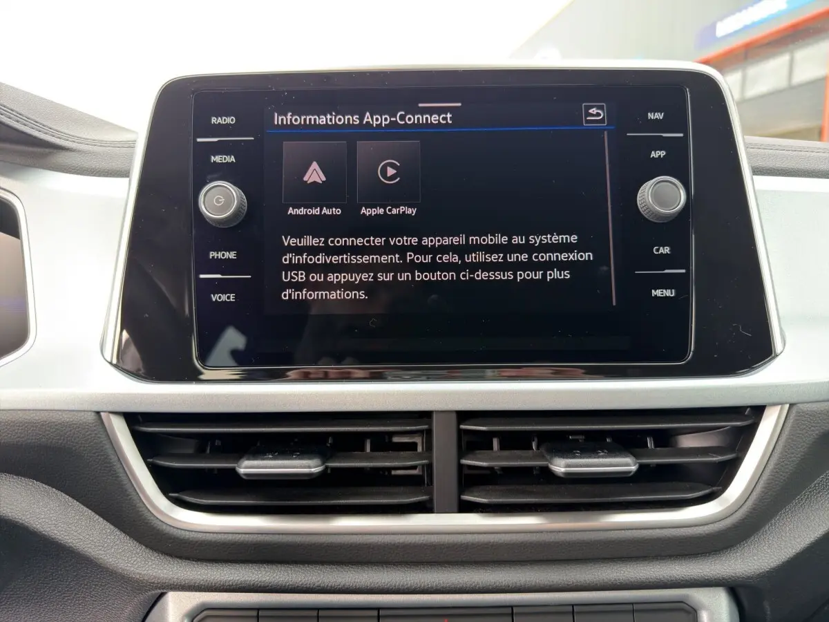 Écran tactile central du tableau de bord du Volkswagen T-Roc gris clair, affichant les options App-Connect.
