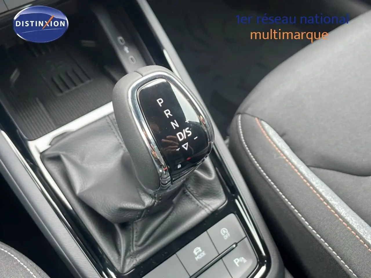 Le levier de vitesses automatique DSG7 de la Skoda Kamiq gris graphite, avec coutures contrastées sur le siège côté droit.