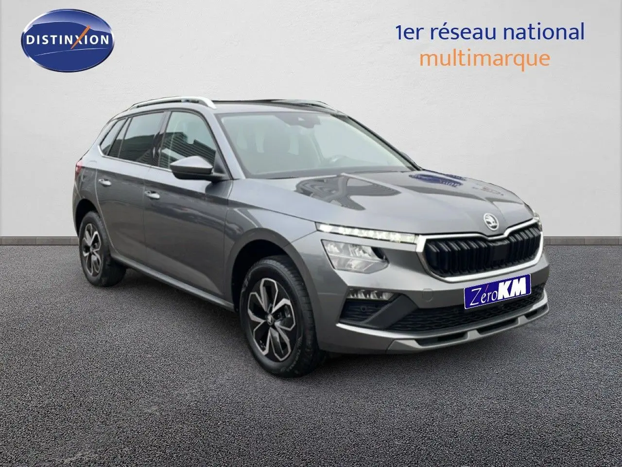 SKODA KAMIQ gris graphite en 3/4 avant droit, mettant en valeur sa calandre noire et ses jantes bi-ton.