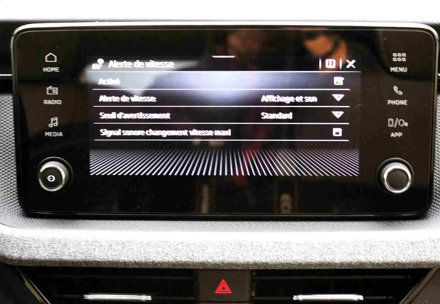 Écran tactile central affichant les réglages d'alerte de vitesse dans l'habitacle d'un Skoda Kamiq 2025.
