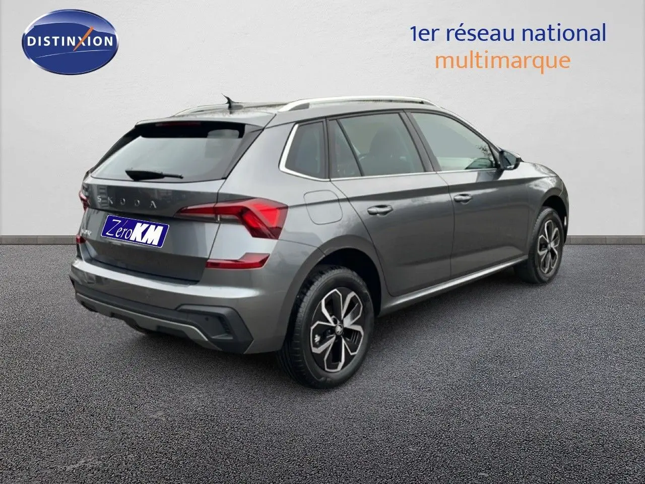Vue 3/4 arrière droite d'un Skoda Kamiq gris graphite avec jantes bi-ton et feux LED distinctifs.