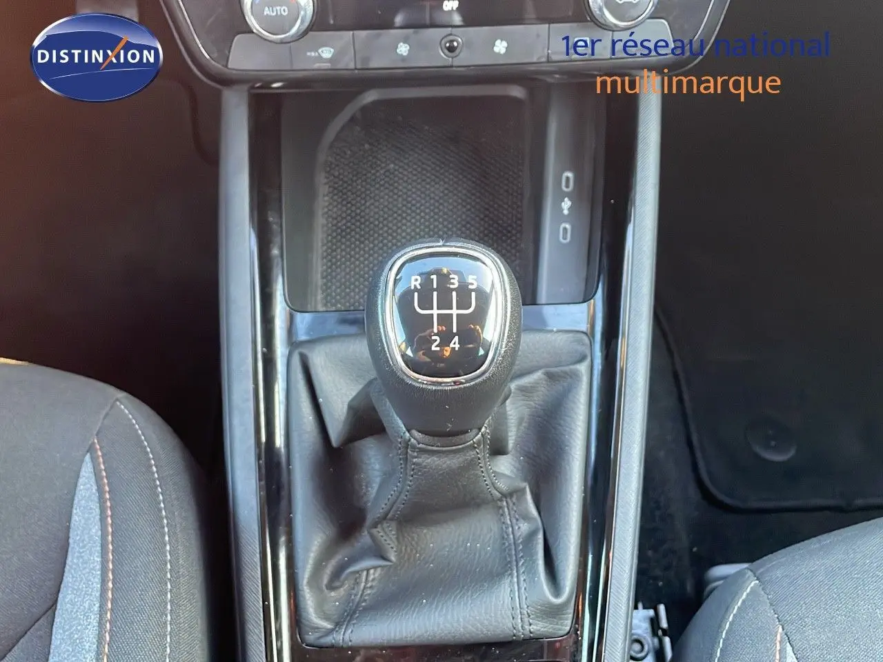 Gros plan sur le levier de vitesses manuel noir du Skoda Kamiq gris graphite, avec console centrale et siège partiel visible.