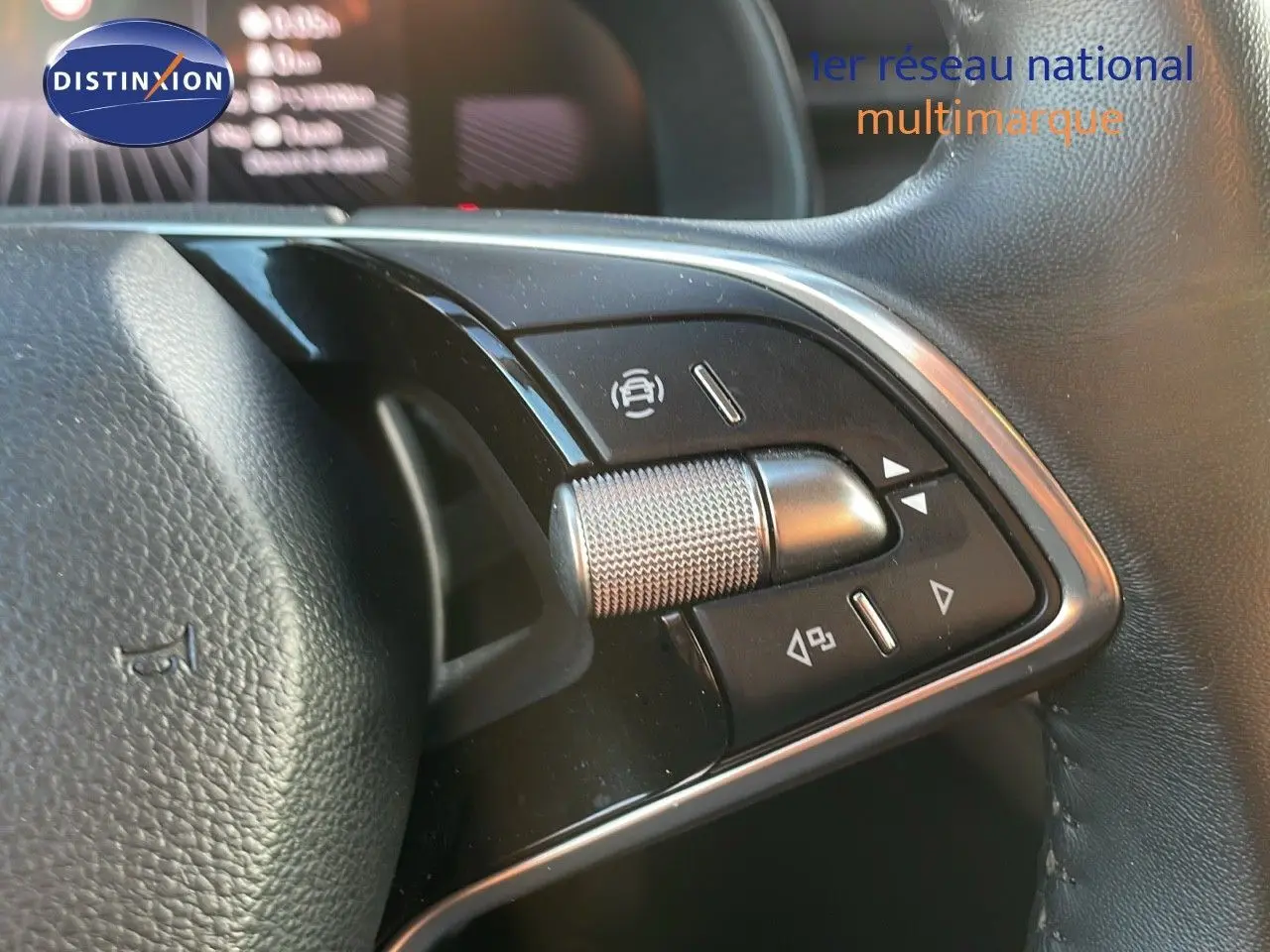 Gros plan sur les commandes multifonctions à droite du volant du Skoda Kamiq gris graphite 2024, avec molette texturée.