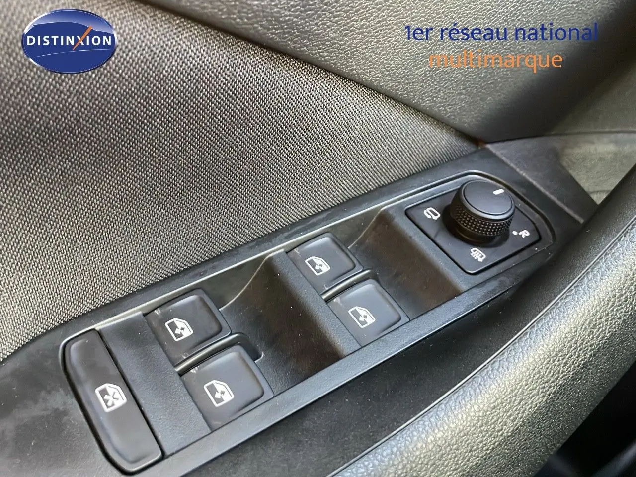 Gros plan sur les commandes électriques des vitres et rétroviseurs côté conducteur du Skoda Kamiq gris graphite 2024.