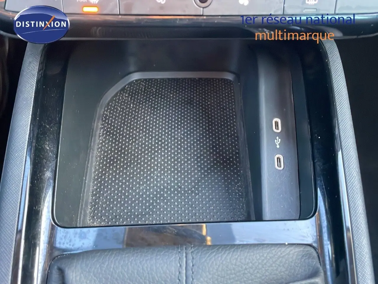 Gros plan sur la console centrale du Skoda Kamiq 2024 gris graphite, montrant un espace de rangement avec ports USB-C.