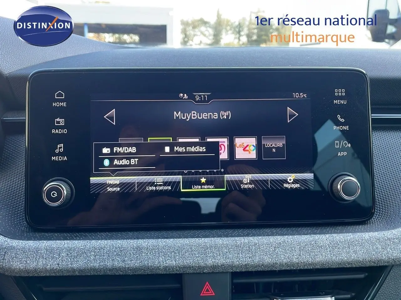 Écran tactile central du Skoda Kamiq 2024 en gros plan, affichant l'interface multimédia avec options radio et Bluetooth.