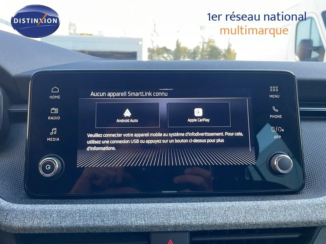 Écran tactile central du Skoda Kamiq 2024 gris graphite, affichant les options Android Auto et Apple CarPlay.