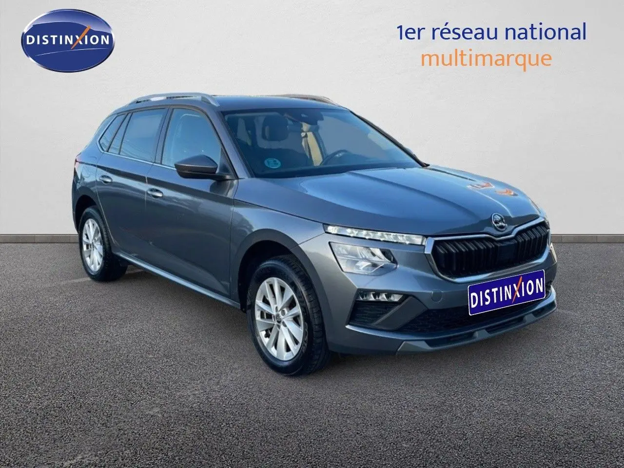 SUV Skoda Kamiq gris graphite métal vu en 3/4 avant droit, avec calandre noire et jantes argentées.