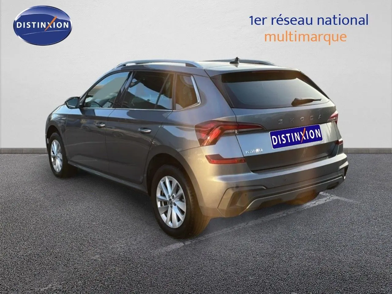 Vue 3/4 arrière droite d’un Skoda Kamiq gris graphite métal 2024 avec jantes alliage et vitres teintées.