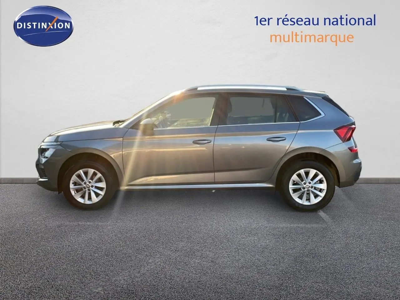 Profil latéral droit du Skoda Kamiq gris graphite 2024, mettant en valeur ses lignes modernes et ses jantes alliage.