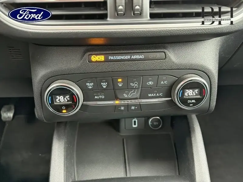 Gros plan sur la console centrale de la Ford Focus SW 2019, affichant la climatisation automatique à 28,5°C.
