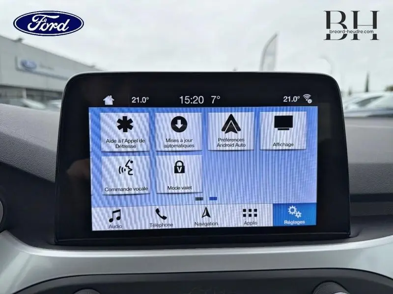 Écran tactile central de la Ford Focus SW 2019 affichant les réglages et options connectées, vue frontale rapprochée.