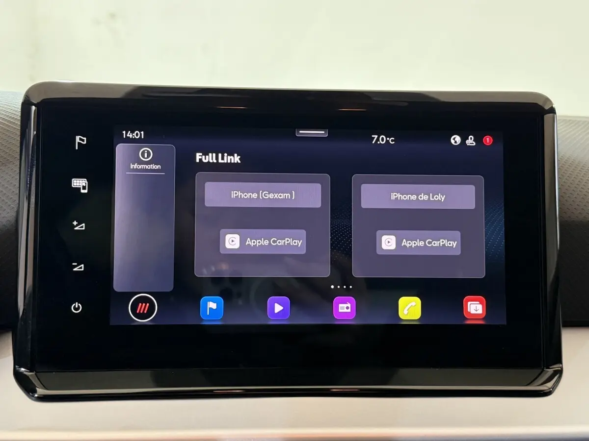 Écran tactile central de la SEAT Ibiza 2024 affichant la connexion Apple CarPlay avec interface Full Link.