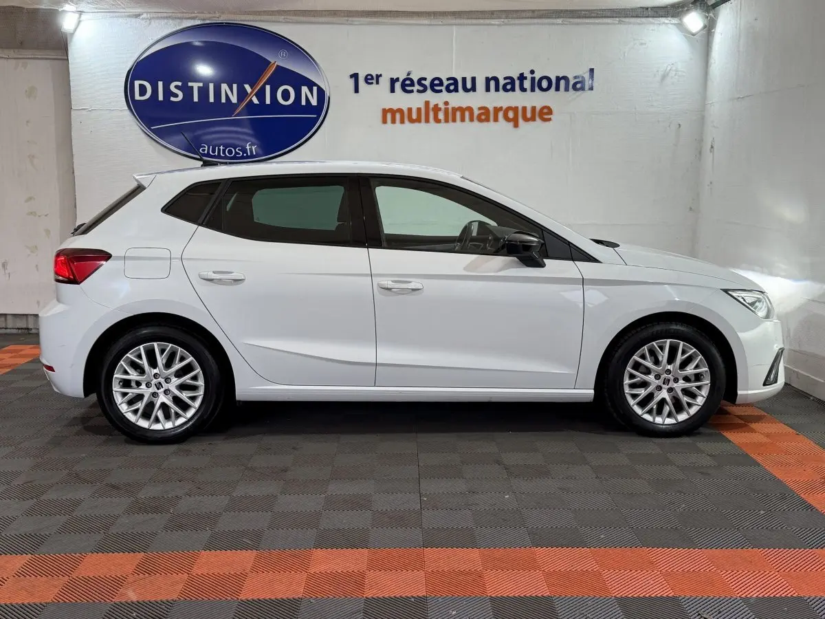 Profil côté gauche de la SEAT Ibiza 1.0 TSI 110 FR blanche 2024, avec jantes alliage et lignes dynamiques visibles.