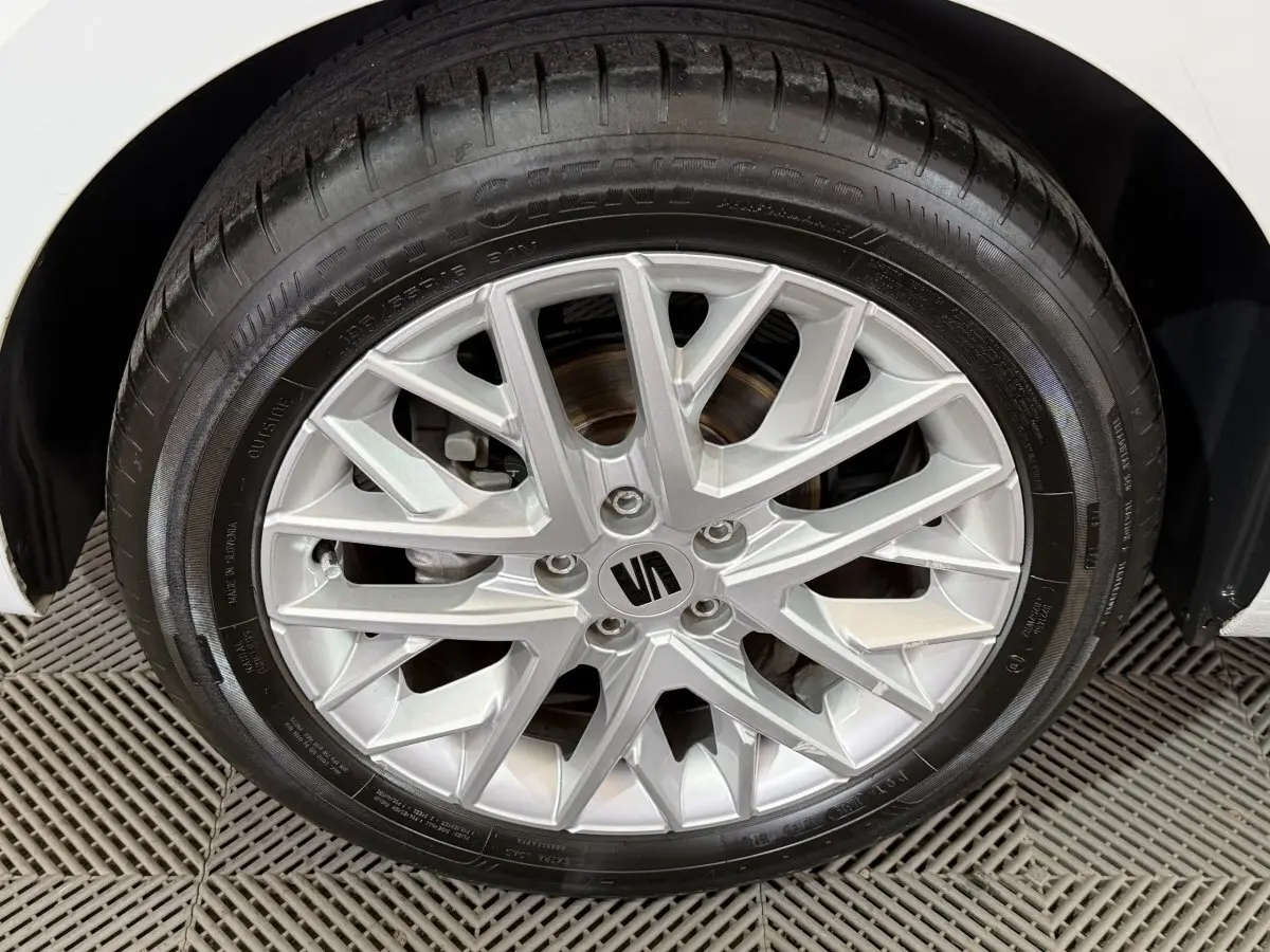 Vue rapprochée sur la roue arrière droite d'une SEAT Ibiza blanche 2024, avec jante alliage visible.