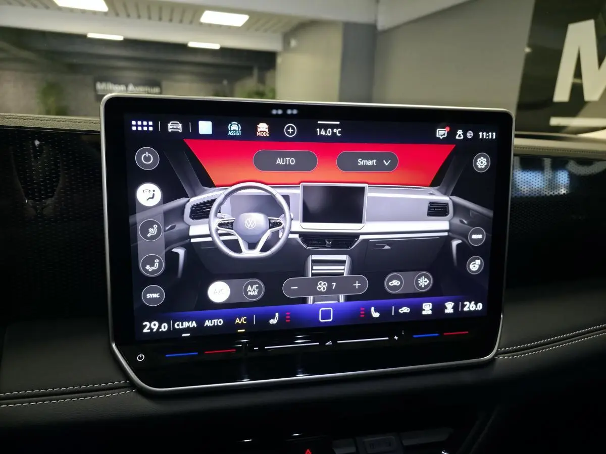 Écran tactile central affichant le tableau de bord numérique du Volkswagen Tiguan 2025, intérieur noir moderne.