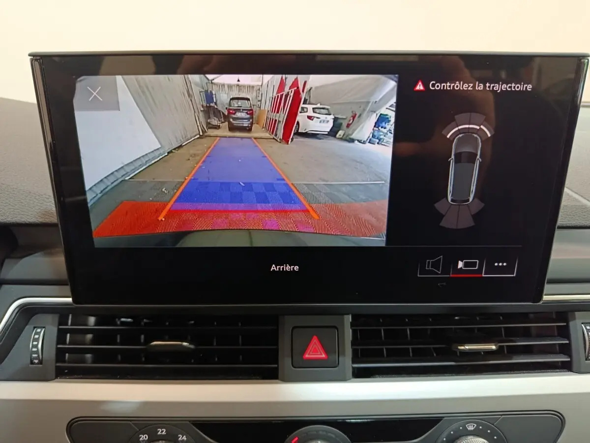 Vue intérieure de l'écran multimédia de l'Audi A4 35 TFSI noir, affichant la caméra de recul avec guidage de trajectoire.