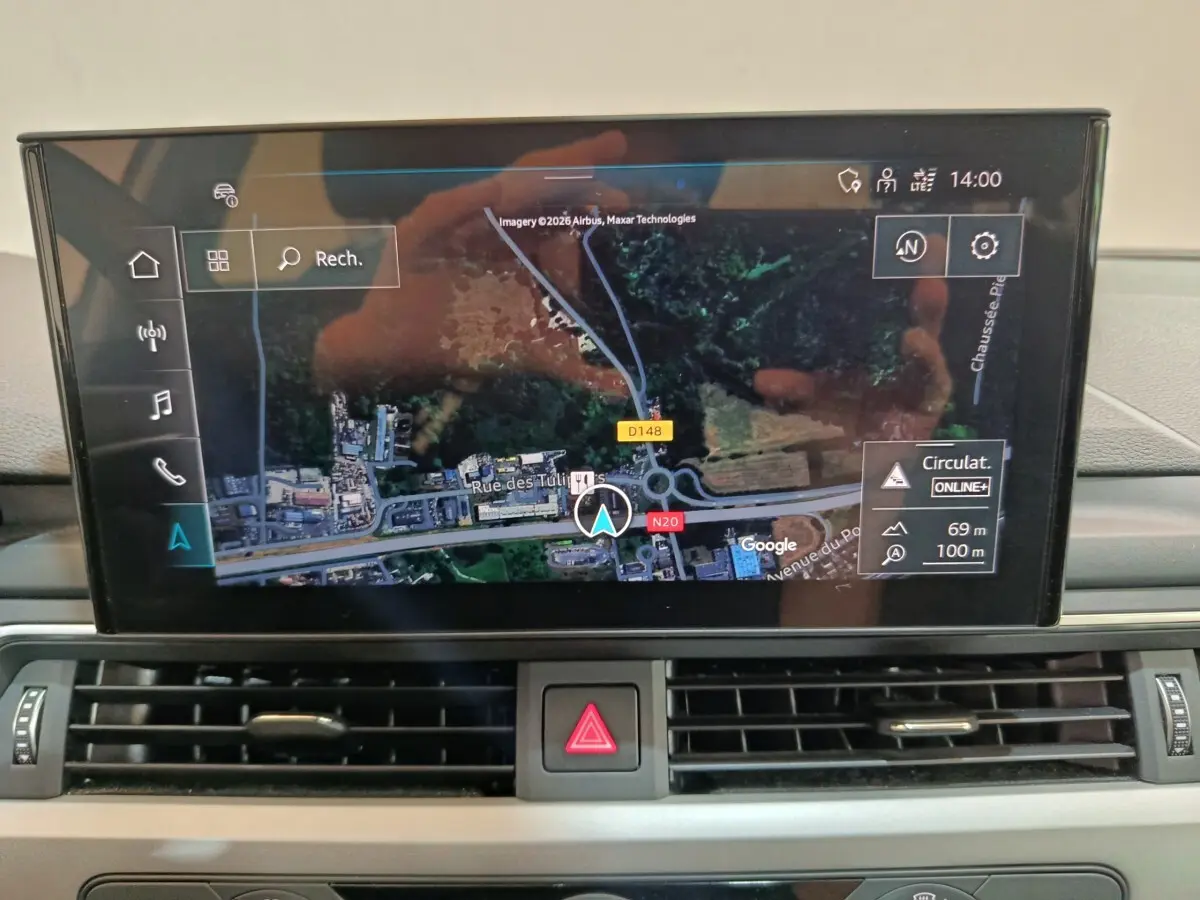 Vue rapprochée de l'écran tactile central affichant la navigation GPS dans l'Audi A4 35 TFSI Business Line 2024 noire.