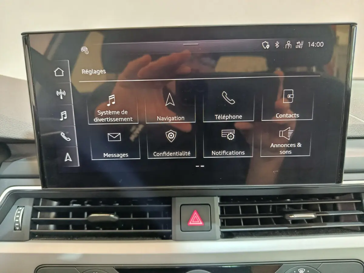 Écran tactile central affichant le menu principal, tableau de bord noir de l'Audi A4 35 TFSI 2024.