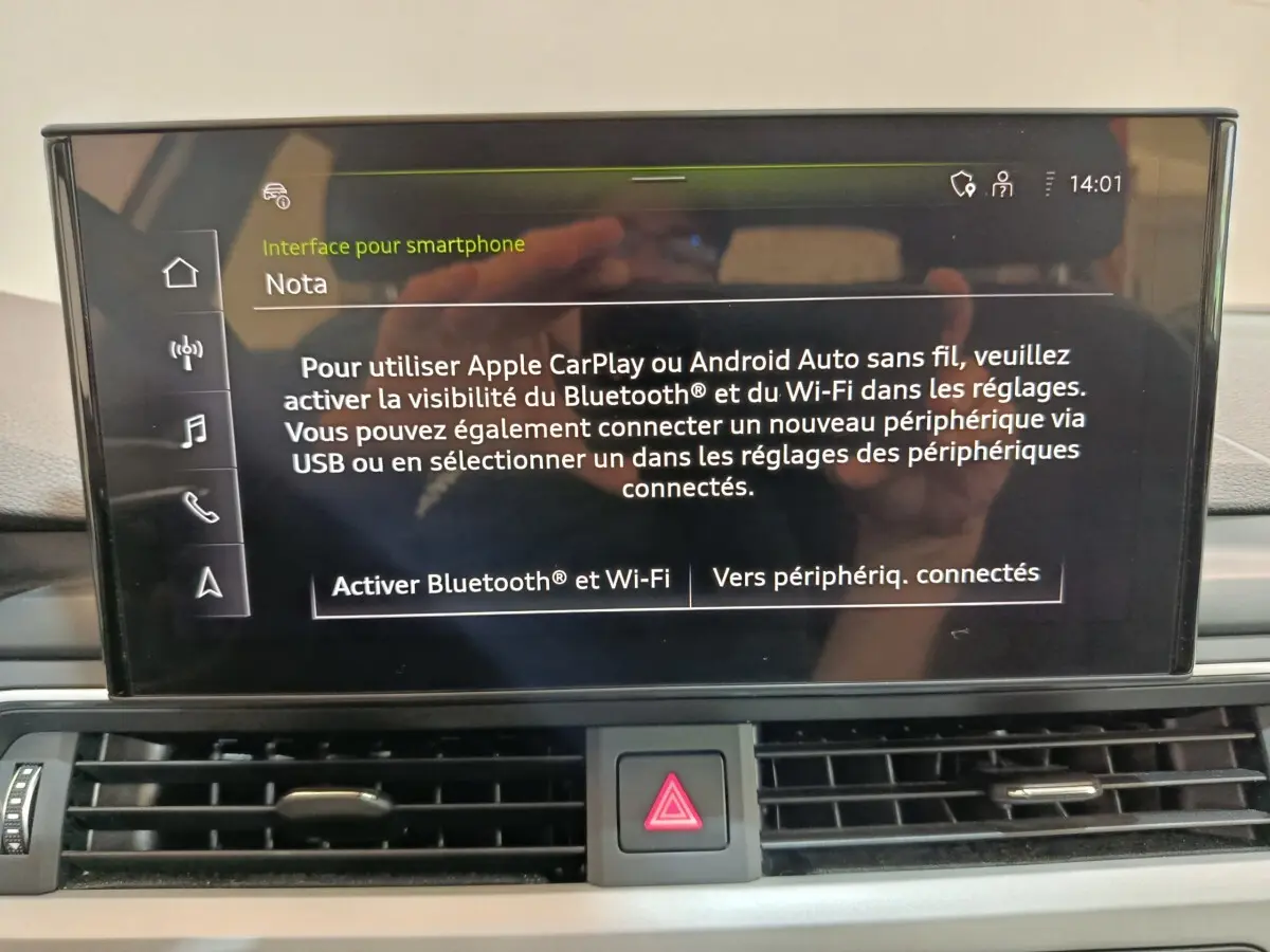 Écran tactile central de l’Audi A4 35 TFSI 2024 affichant les options Bluetooth et Wi-Fi dans un intérieur noir.