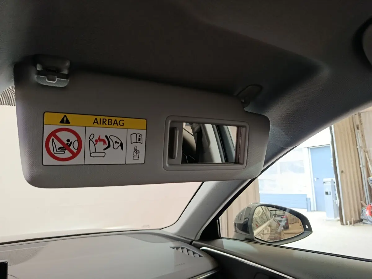 Détail du pare-soleil côté conducteur avec miroir intégré dans l'Audi A4 noire, vue intérieure avant droite.