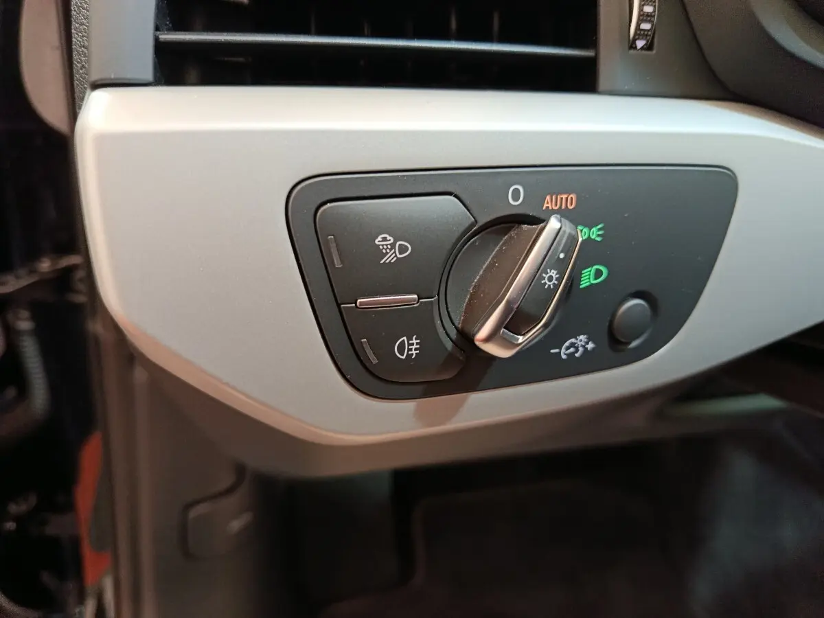 Gros plan sur le sélecteur d'éclairage noir et argenté du tableau de bord de l'Audi A4 35 TFSI 2024.