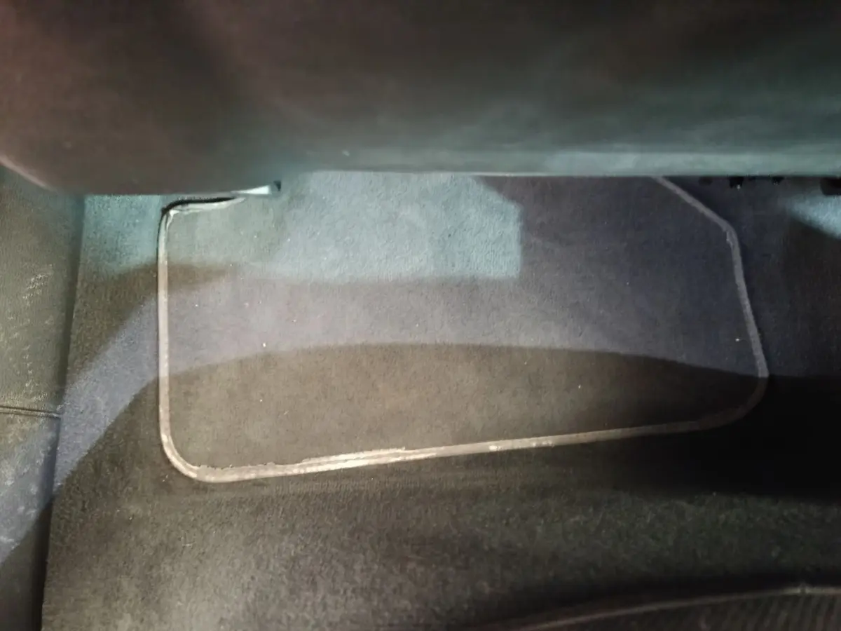 Tapis de sol noir sous le siège avant d'une Audi A4 35 TFSI 150 S tronic Business Line 2024.