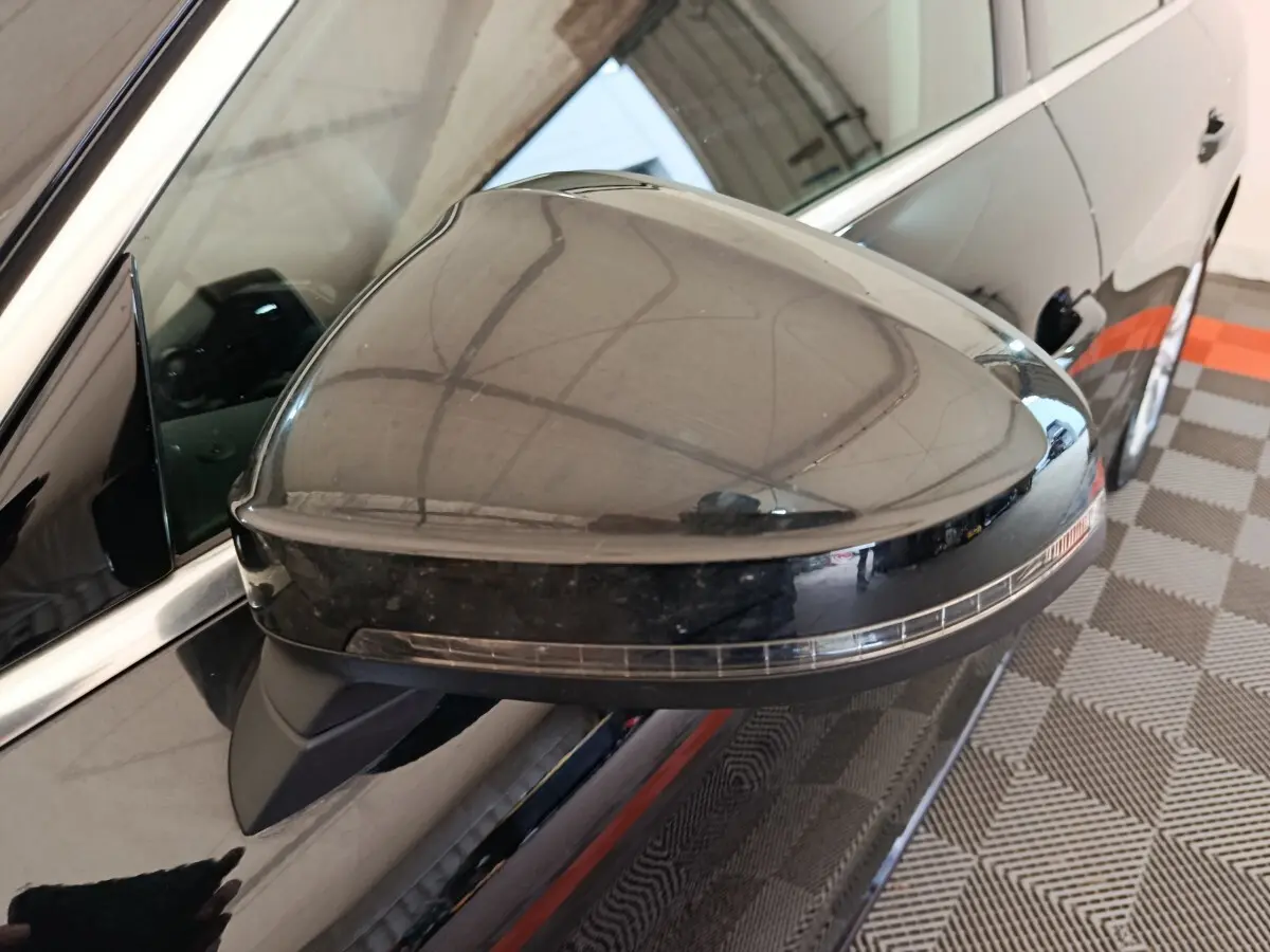 Rétroviseur côté gauche noir brillant de l'Audi A4 35 TFSI 2024 avec clignotant intégré, vue rapprochée.