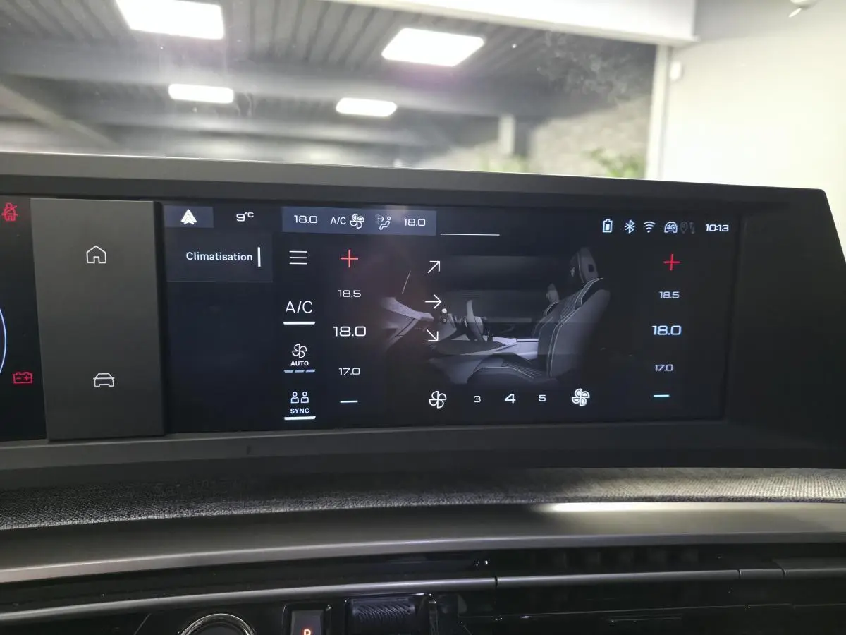 Écran tactile intérieur du Peugeot 3008 Hybrid 2025 montrant les réglages de climatisation et ventilation.