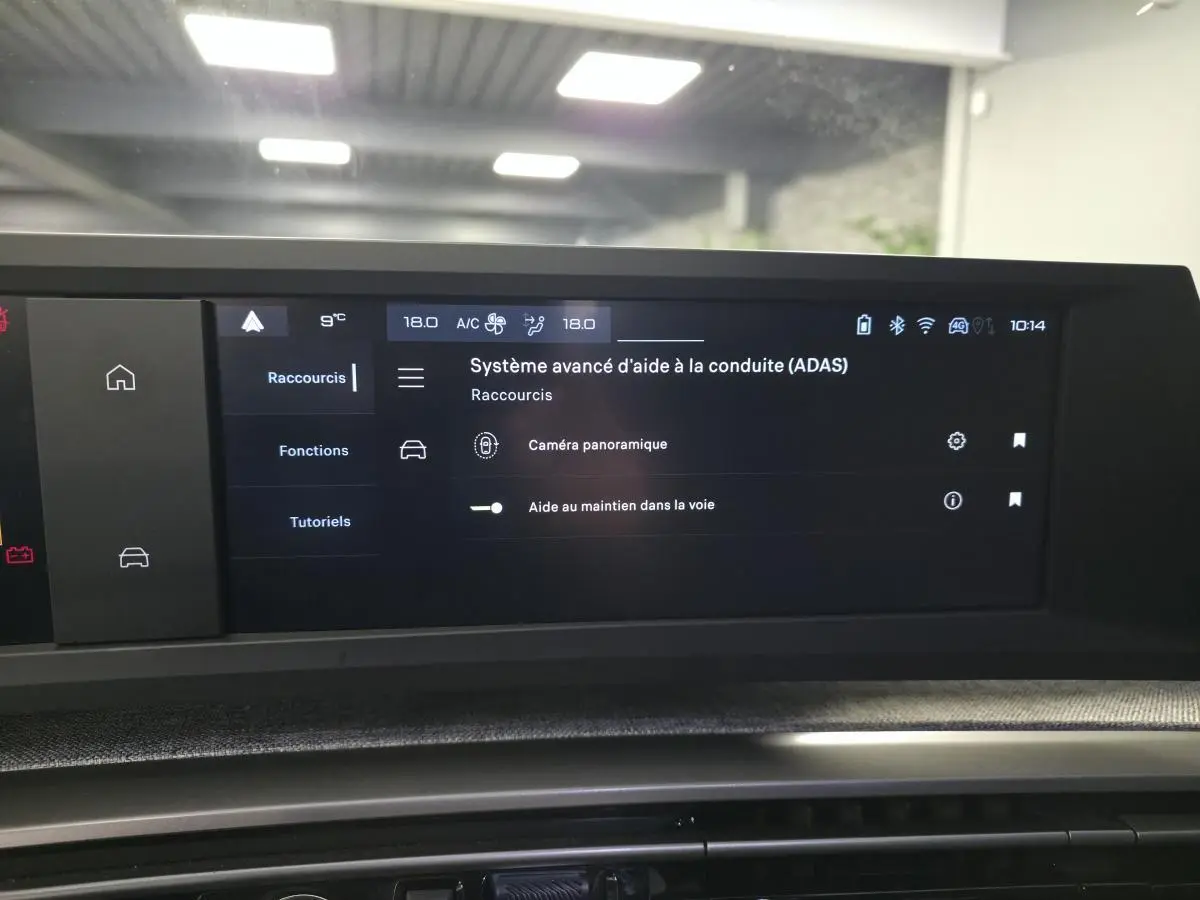 Écran tactile du système d'aide à la conduite du Peugeot 3008 gris, vue intérieure du tableau de bord.
