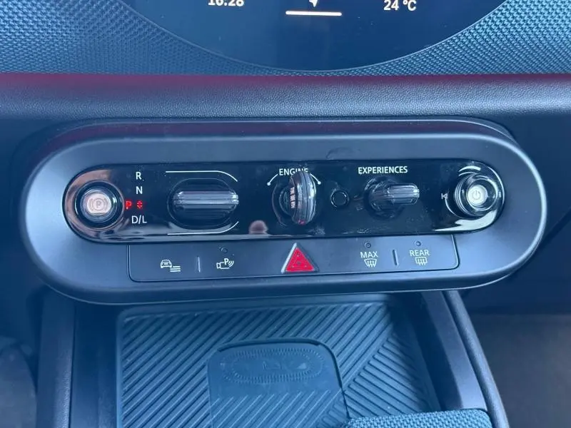 Gros plan sur la console centrale du MINI Countryman 2024, avec commandes de boîte auto et boutons fonctionnels en noir.