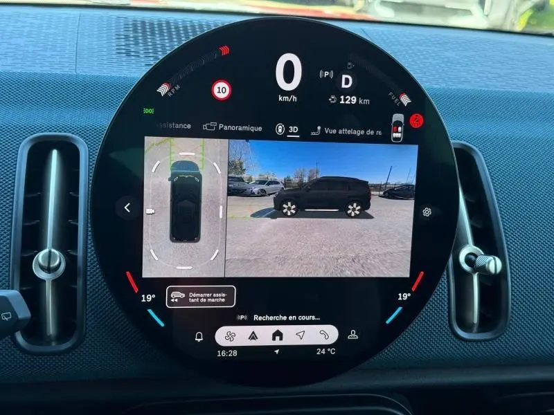 Vue 3/4 droit du MINI COUNTRYMAN 2024 Midnight Black II affichée sur l'écran central avec caméra panoramique et vue 3D.